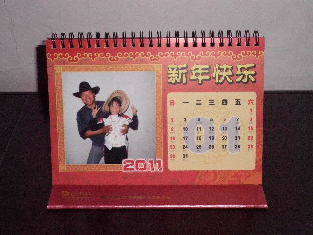 個(gè)性臺(tái)歷內(nèi)頁展示，父女兩的感情倍兒好