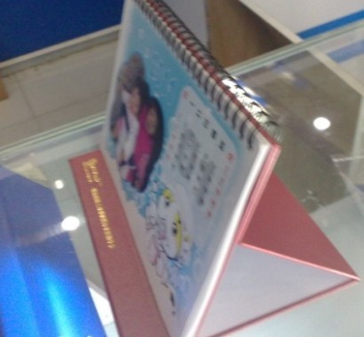 給大家看看個性臺歷的側面構造，三角架結實