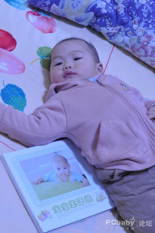 看看兒子和照片書的合照吧，這下你們就知道相冊有多大了