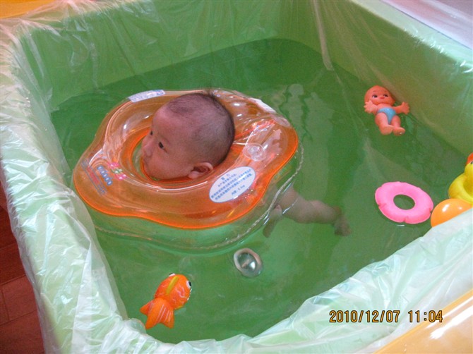 寶寶超級可愛的,游泳中